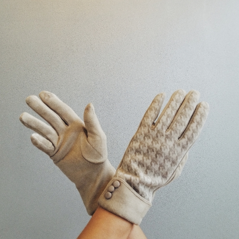 Womens houndstooth print warm smart touch gloves button details - tan - Picture 4 of 9